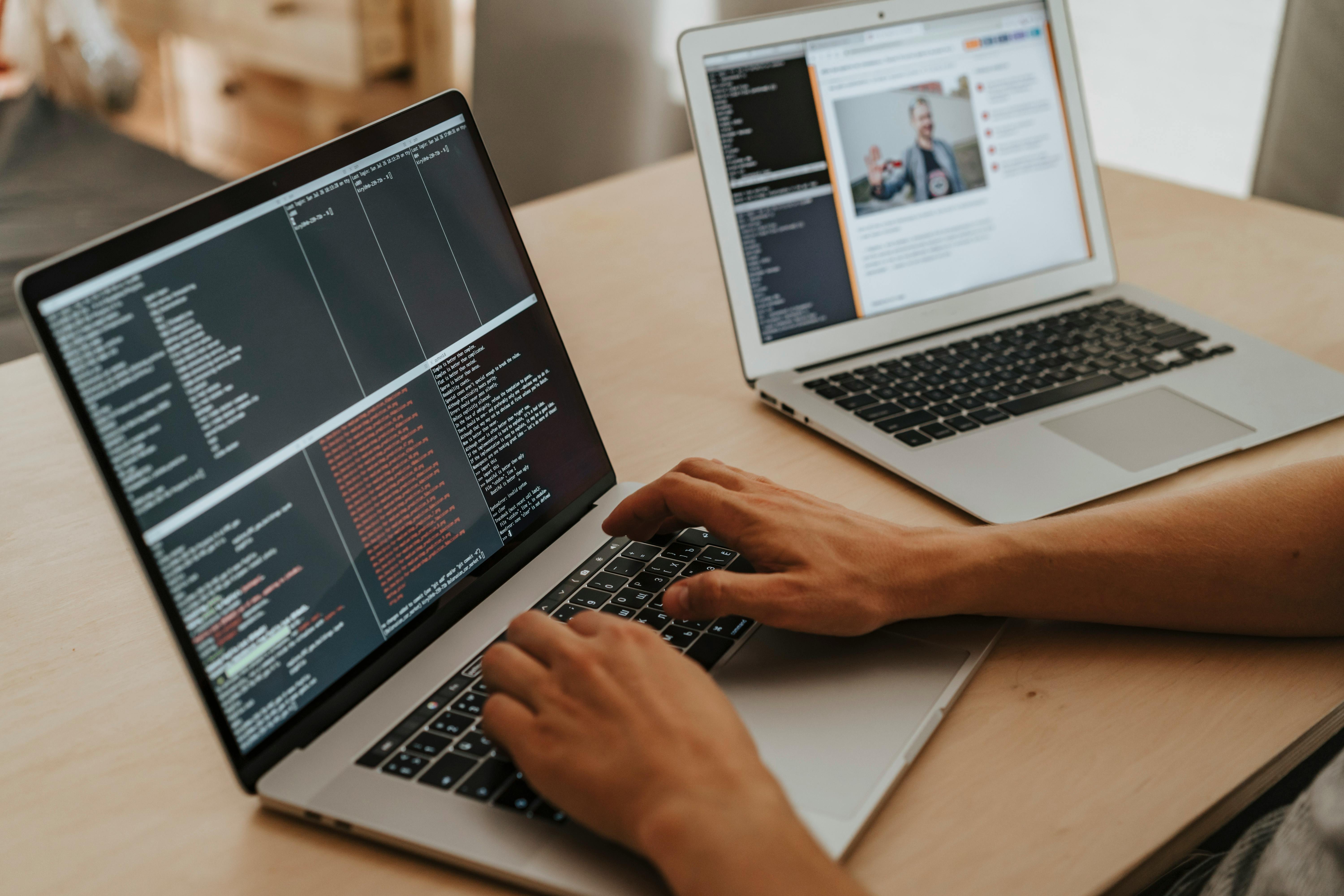 Desarrolladores trabajando en soluciones tecnológicas